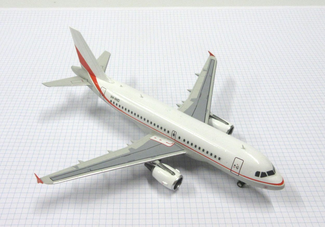 X Airbus A319 (Sky Traders VH VHD) Revell 144 The Little Aviation Museum