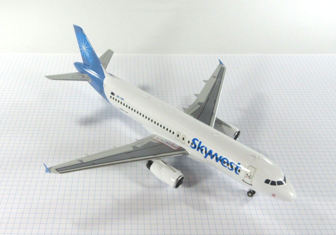 X Airbus A320 (Skywest 2012) Revell 144 The Little Aviation Museum