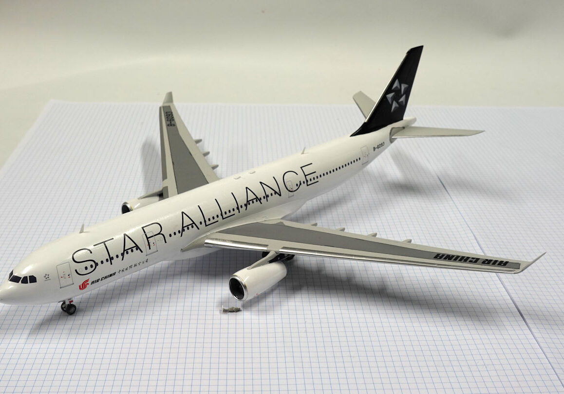 X Airbus A330 300 (Air China) Revell 144 The Little Aviation Museum