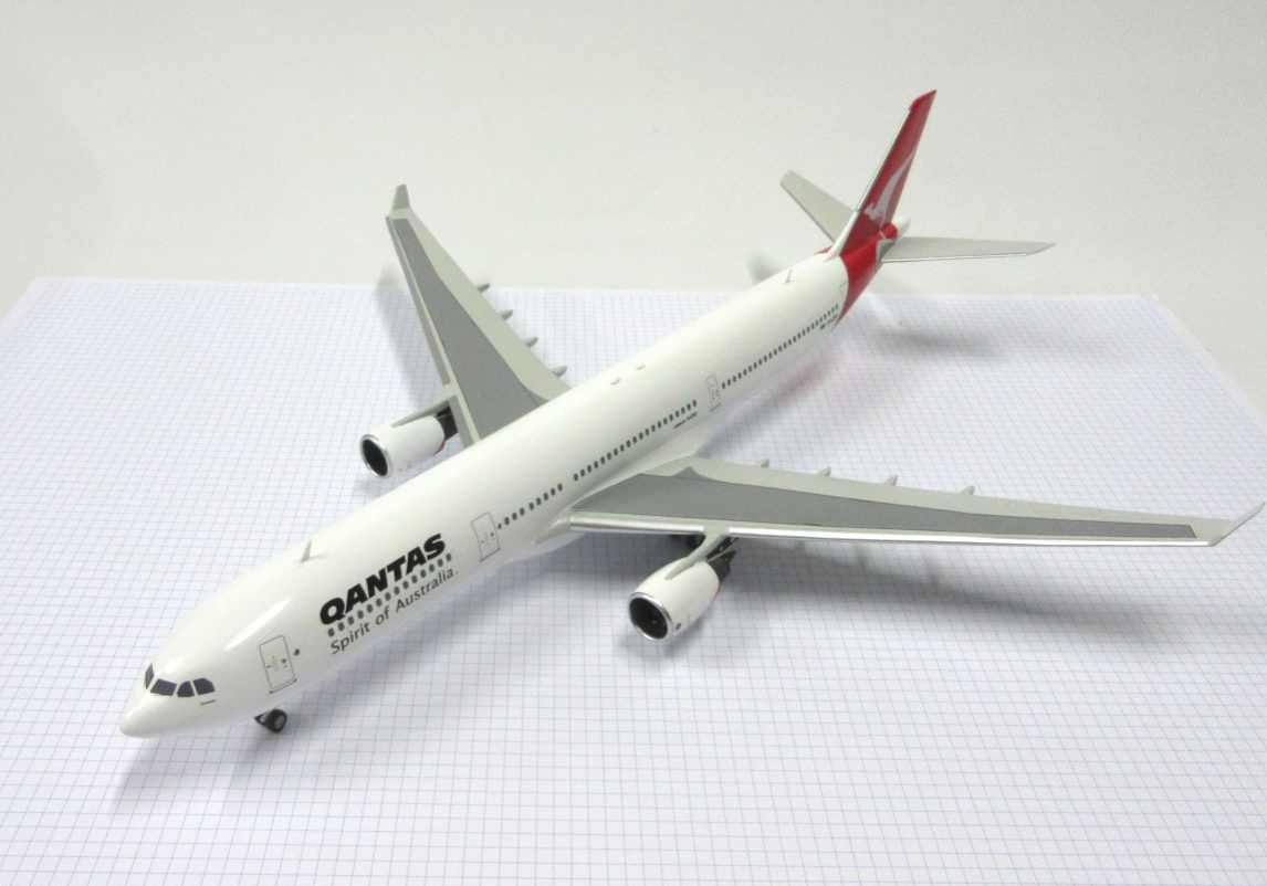 X Airbus A330 300 (Qantas) Revell 144 The Little Aviation Museum