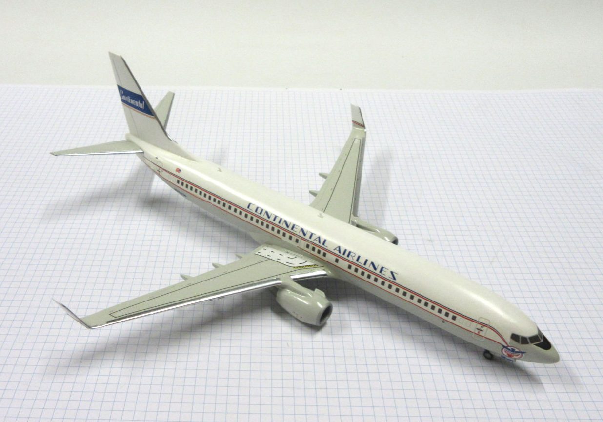 X Boeing 737 900 (Continental) Revell 144 The Little Aviation Museum