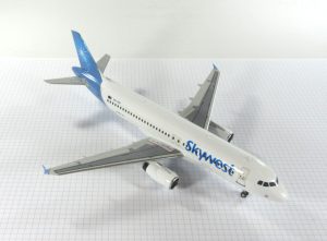 X Airbus A320 (Skywest 2012) Revell 144 The Little Aviation Museum